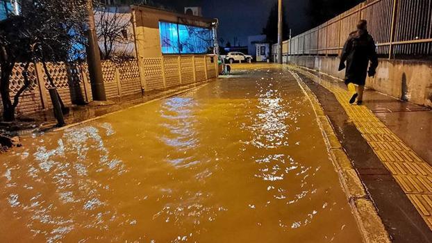 İzmir’de sağanak sırasında kamyonetle alt geçitte mahsur kalan sürücü öldü