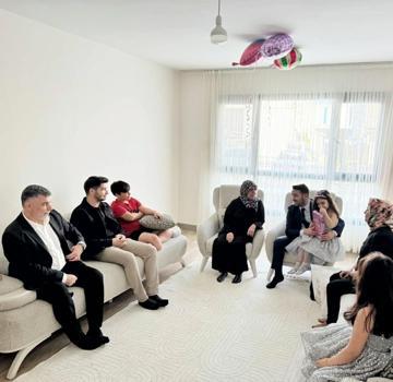 Depremde anne ve babasını kaybeden Azra'nın doğum günü kutlandı