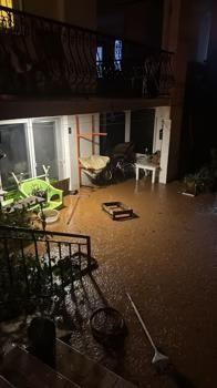 Marmaris merkezde fırtına, kırsal bölgelerde sağanak yaşamı olumsuz etkiledi