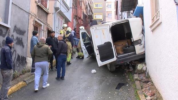 Beyoğlu'nda yokuştan kayan araç binaya çarptı: Ucuz atlattık