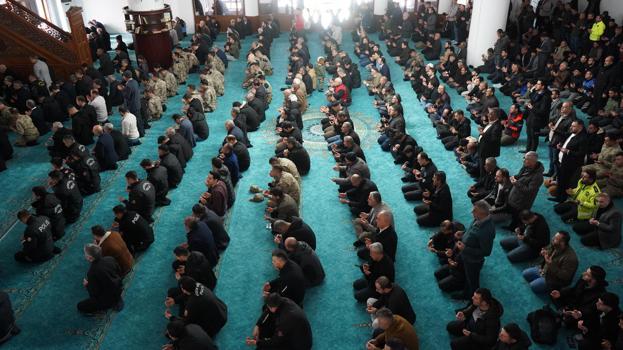 Kahramanmaraş merkezli depremlerde ölenler Şırnak'ta dualarla anıldı