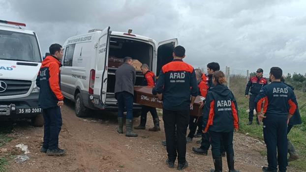 İzmir'de otomobil, dere üzerindeki köprüden geçerken sele kapıldı: 2 ölü (2)