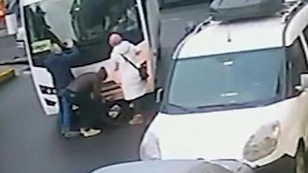 Midibüsün çarptığı kadın yaralandı; kaza kamerada