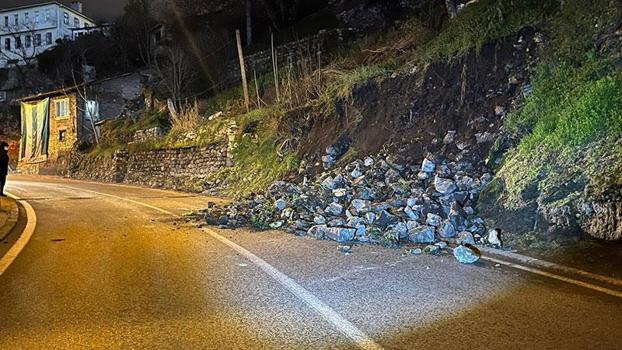 Bursa’da istinat duvarı çöktü; yol çift yönlü trafiğe kapatıldı