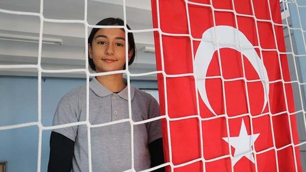 Diyarbakır’da 'bayrak' hassasiyeti ile gündeme gelen Kübra: Sevgiyle düzelttim