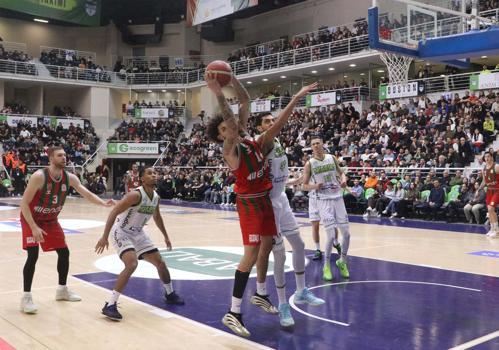 Karşıyaka potada Anadolu Efes önünde