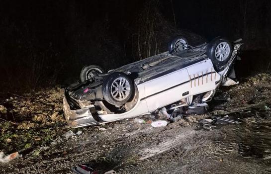 Şarampole yuvarlanan otomobilin sürücüsü yaralandı