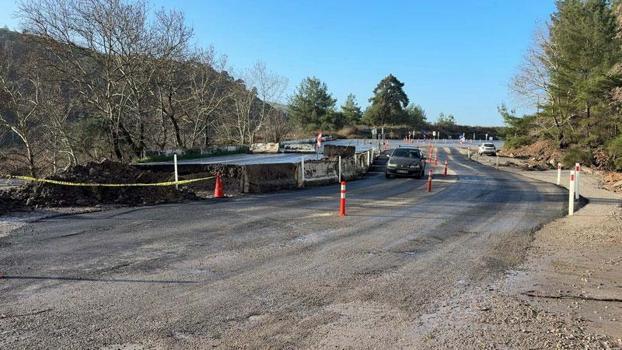 Sağanak nedeniyle çöken yol, kısmi olarak trafiğe açıldı