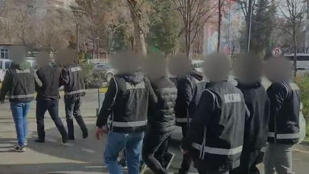 Yapay zeka kullanıp kendilerini MİT personeli olarak tanıtarak dolandıran 2 şüpheli tutuklandı