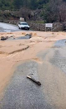 Yağışta zarar gören yol onarıldı