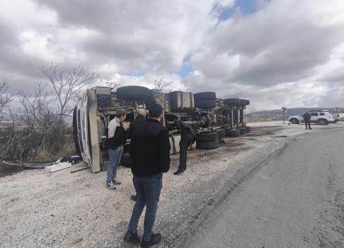 Kontrolden çıkan TIR devrildi
