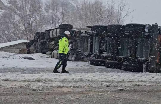 Karlıova’da doğalgaz taşıyan TIR devrildi: sürücü yaralandı
