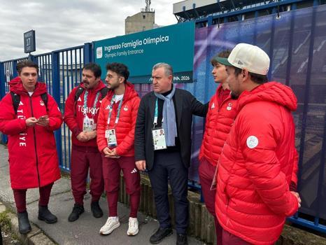 Bakan Bak İtalya’da milli sporcuları ziyaret etti