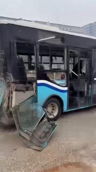 TIR, halk otobüsüne çarptı; 4 yaralı