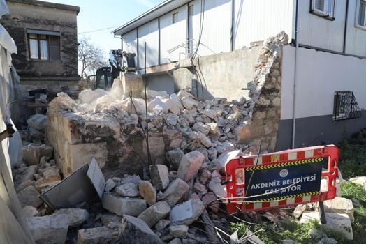 Akdeniz’de harabeye dönen yapı kontrollü şekilde yıkıldı