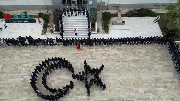 Aydın'da öğrenciler, bedenleriyle Türk bayrağı figürü oluşturdu