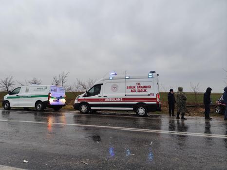 Mardin’de otomobil ile TIR çarpıştı: 2 ölü, 2'si ağır 3 yaralı (2)