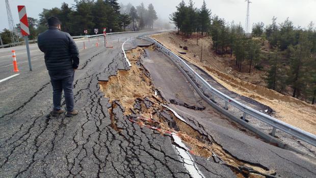Mersin'de sağanak sonrası yol çöktü