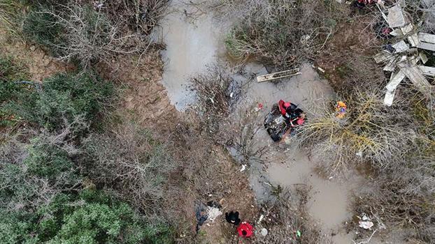 Sel sularına kapılan otomobilden kaçan şüpheli aranıyor