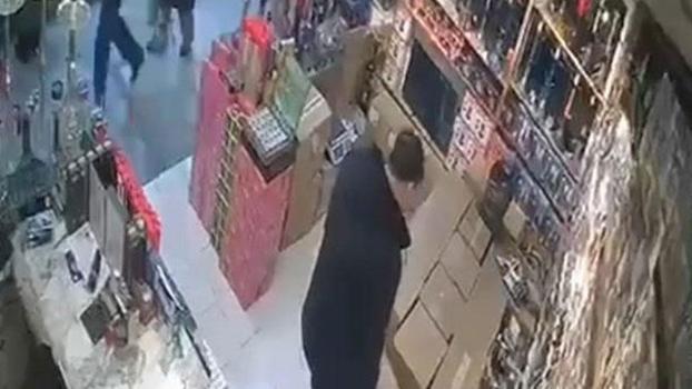 Asma tavan iş yeri sahibinin üzerine çöktü; o anlar kamerada