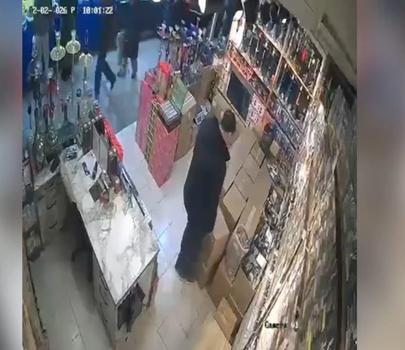 Asma tavan iş yeri sahibinin üzerine çöktü; o anlar kamerada