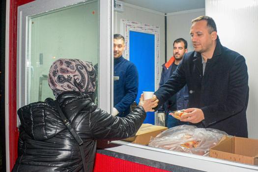 Bornova'da sıcak çorba dağıtımı 3 noktaya ulaştı