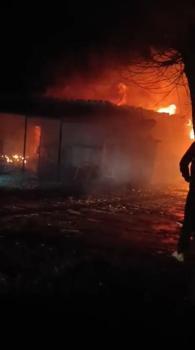 Tek katlı ev yangında kullanılamaz hale geldi