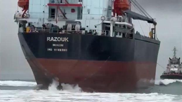 Sarıyer'de karaya oturan gemi kurtarıldı