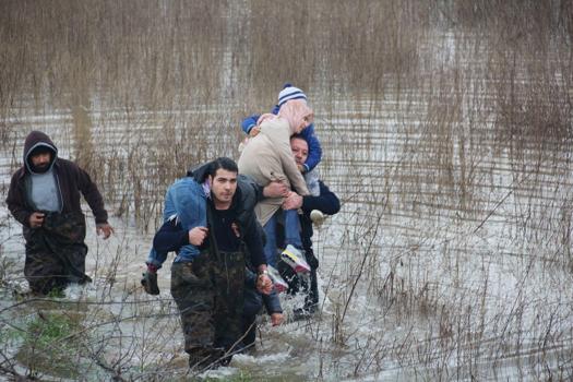Nehir taşınca bağ evinde mahsur kalan baba ve 4 çocuğunu itfaiye kurtardı