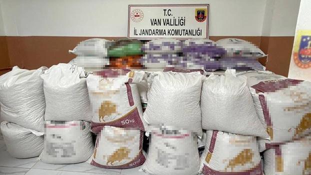 Van'da 3,5 milyon TL'lik gümrük kaçağı gıda maddesi ele geçirildi