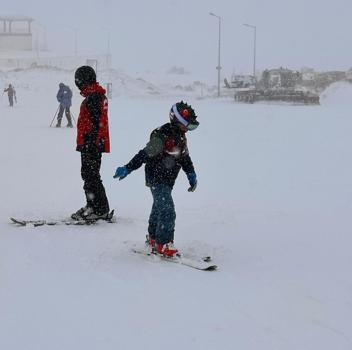 Sivas'ta şehit ve gazi çocukları Yıldız Dağı'nda kayak yaptı