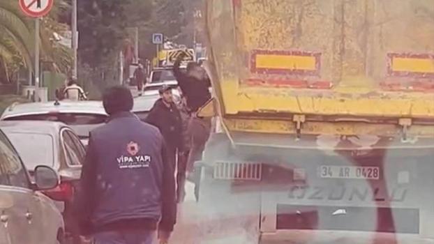 Güngören'de kaza yapan sürücülerin bıçaklı kavgası kamerada