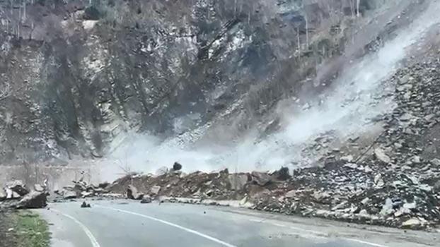 Rize’de köy yolunda heyelan kamerada