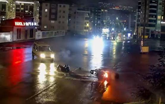 Kurye ile hafif ticari aracın çarpıştığı kaza kamerada; 1 yaralı