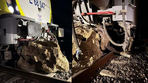Savaştepe'de yolcu treninin lokomotifi, düşen kaya nedeniyle raydan çıktı