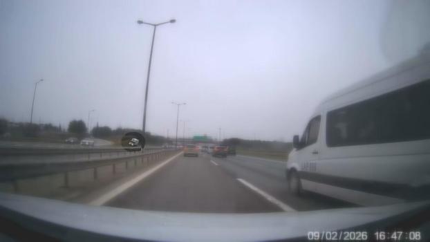 İstanbul - Sancaktepe'de kamyonet, polis aracına çarptı; kaza kamerada