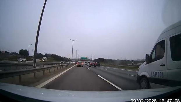 Sancaktepe'de kamyonet, polis aracına çarptı; kaza kamerada