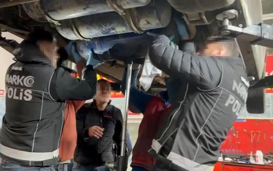 Bulgaristan plakalı otomobilde 24,5 kilo skunk ele geçirildi