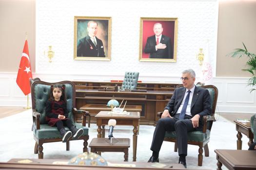 Bakan Memişoğlu, ‘sağlık elçisi’ Doğa ve sigarayı bıraktırdığı dedesiyle bir araya geldi