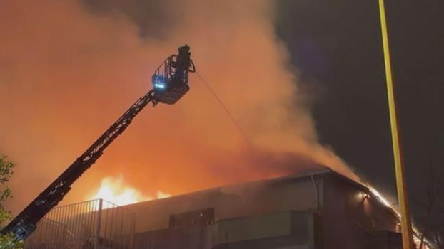 İstanbul - Üsküdar’da 7 katlı metruk binanın çatısı alev alev yandı