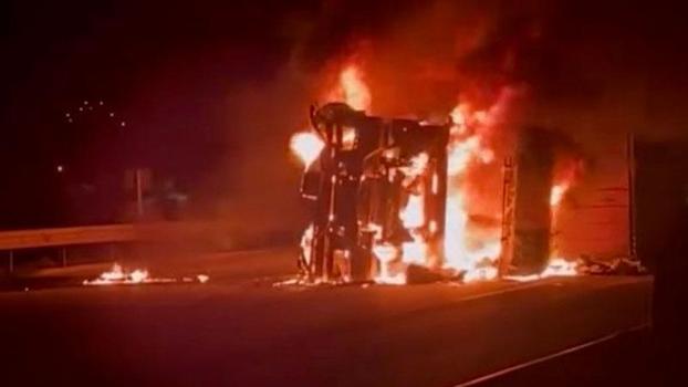 Osmaniye’de devrilen TIR, alev alev yandı