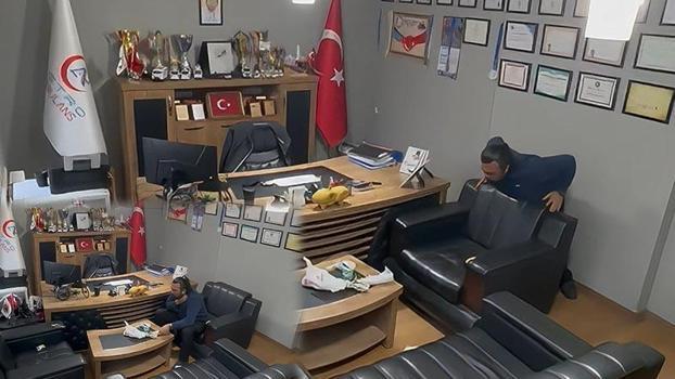 Sağlık çalışanı, kendi kendine yaptığı Heimlich manevrası ile hayata tutundu