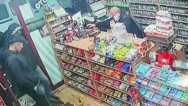 Büfeden 15 bin liralık alkol ve yiyecek hırsızlığı kamerada