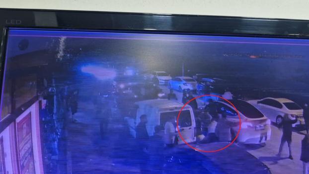 Yürüyerek geldiği halı saha önünde yığılan yaralıya, maçtan çıkan doktorlar müdahale etti