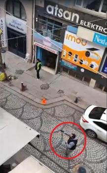 Otopark çalışanı, esnaf ile oğlunu tabanca ile yaraladı