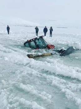 Çıldır Gölü'ne traktör düştü