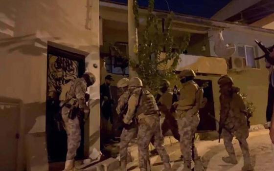 İzmir'de FETÖ operasyonu: 12 gözaltı