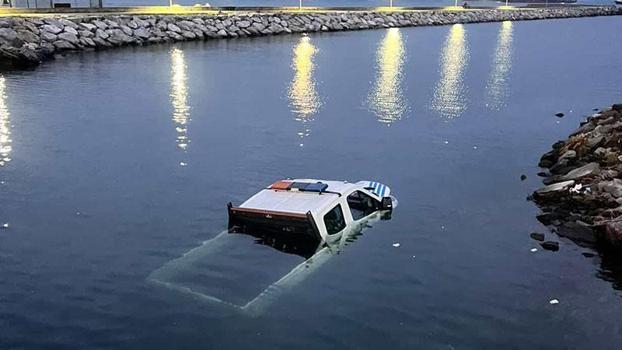 Bakırköy'de zabıta aracı denize düştü