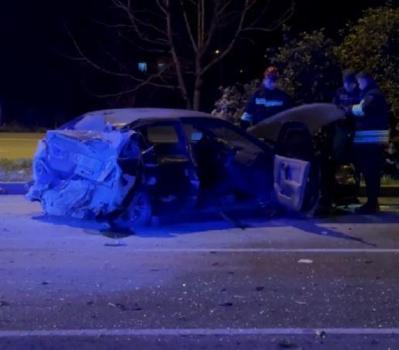 Yoldan çıkıp karşı şeride geçen otomobil ile TIR çarpıştı; 2 yaralı