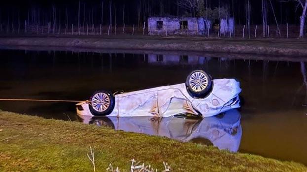 Otomobil, takla atıp su kanalına düştü: 1 ölü, 1 yaralı